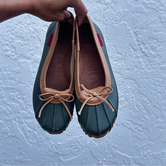 Chooka Green and Tan Flats - Picture 5 of 8